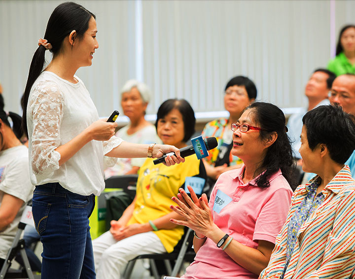 芳療紓壓讓你「睏猴飽」活動報導．育歆執行長與民眾互動